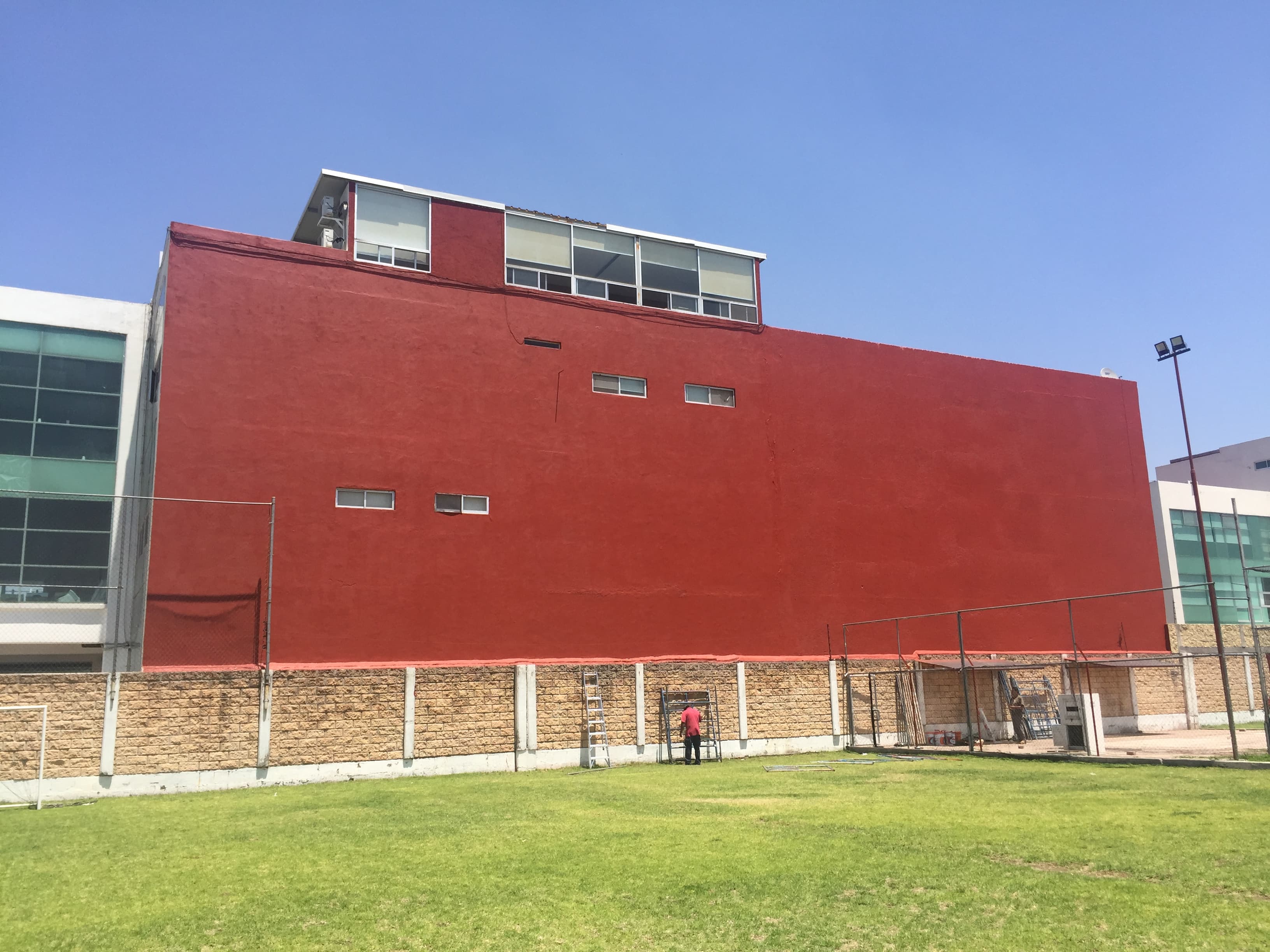 Edificio institucional con cielo azul